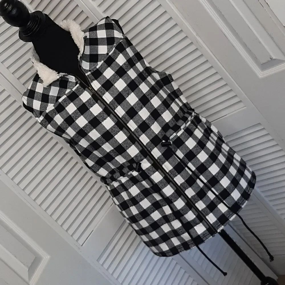 Doublju Black and White Cozy Vest with Pockets and Drawstring Waist